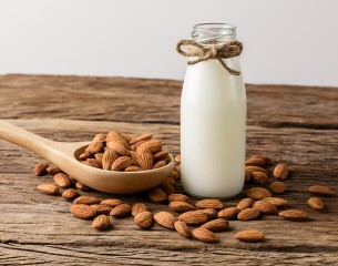 Top 3 công thức làm sữa hạt hạnh nhân siêu ngon và đơn giản tại nhà cho mẹ bỉm